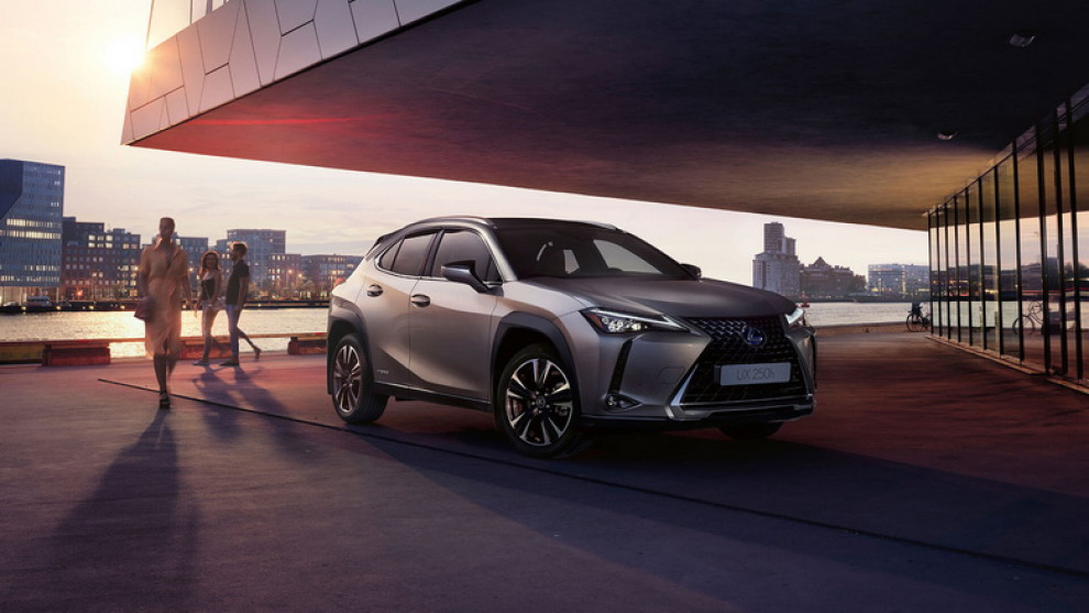 В России стартовали продажи компактного кроссовера Lexus UX