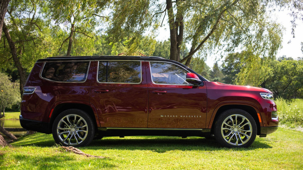 Семь. Зачем Jeep Grand Wagoneer столько экранов?