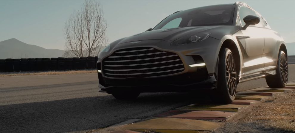 Фернандо Алонсо проехал «идеальный круг» на Aston Martin DBX707 (видео)