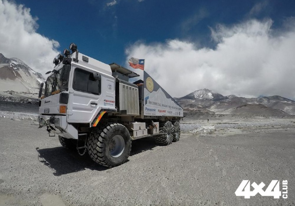 Трехосный MAN попытался заехать на семикилометровый вулкан