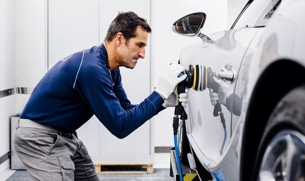 Bugatti тратит до семисот часов на покраску одной машины