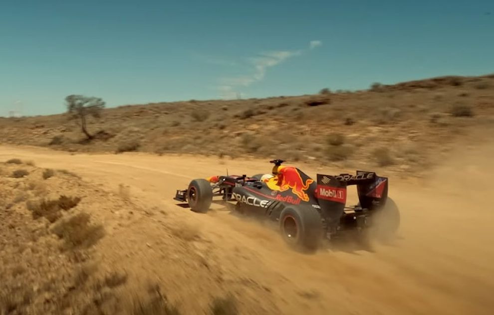 Да я тут на «девятке» проеду. Даниэль Риккардо промчал на болиде Формулы-1 по австралийским грунтовкам