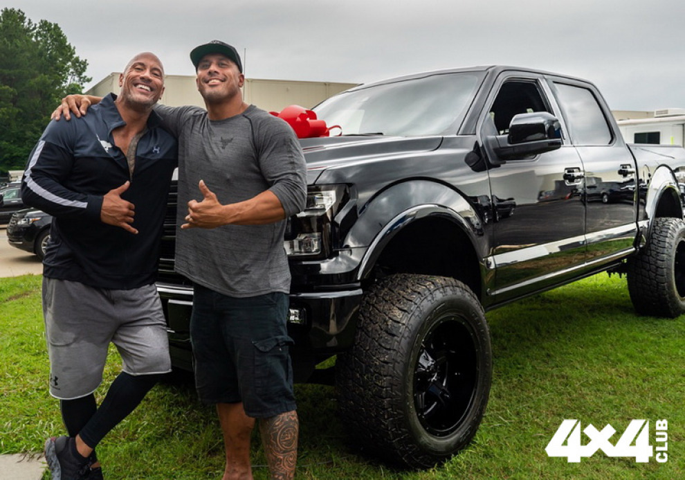 Дуэйн Джонсон подарил своему дублеру новенький Ford F-150