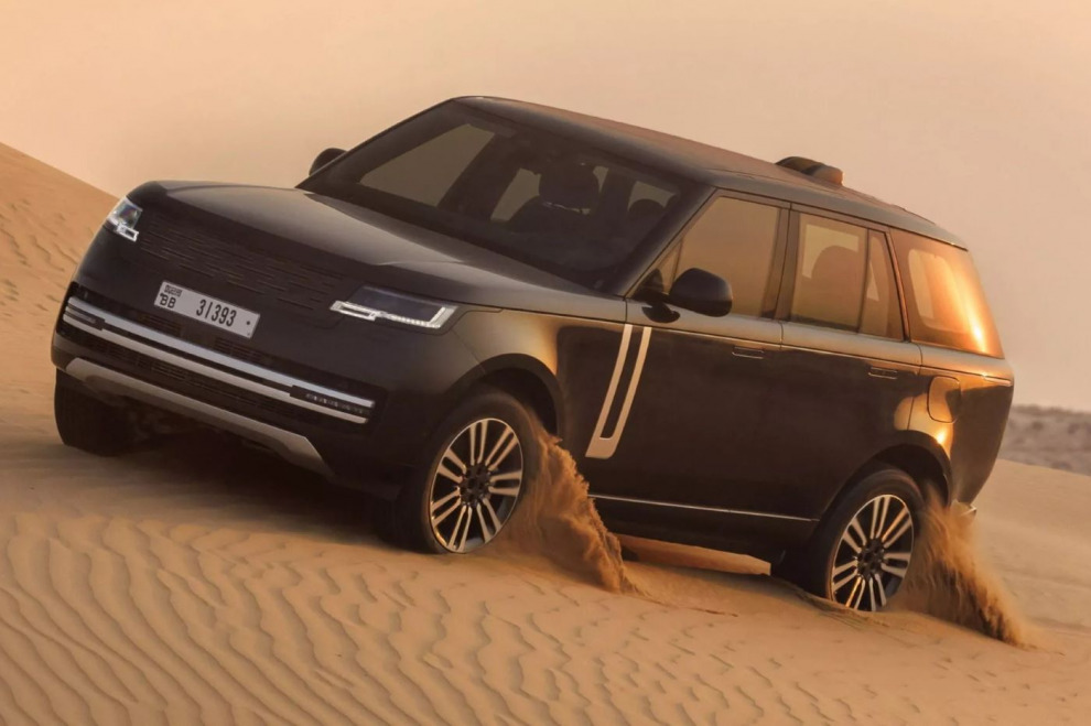 Land Rover испытал готовый к выпуску Range Rover Electric в эмиратской пустыне