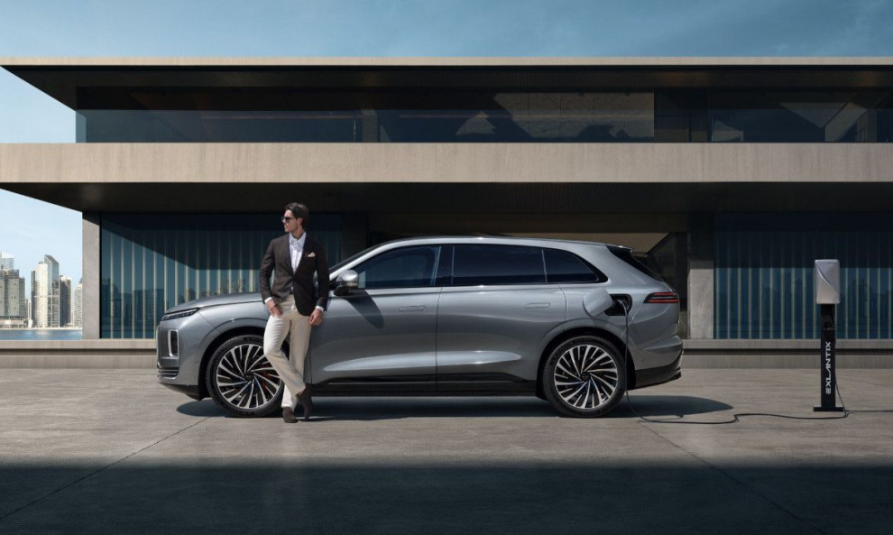 Официальное представление автомобиля EXLANTIX ET в дилерском центре EXEED