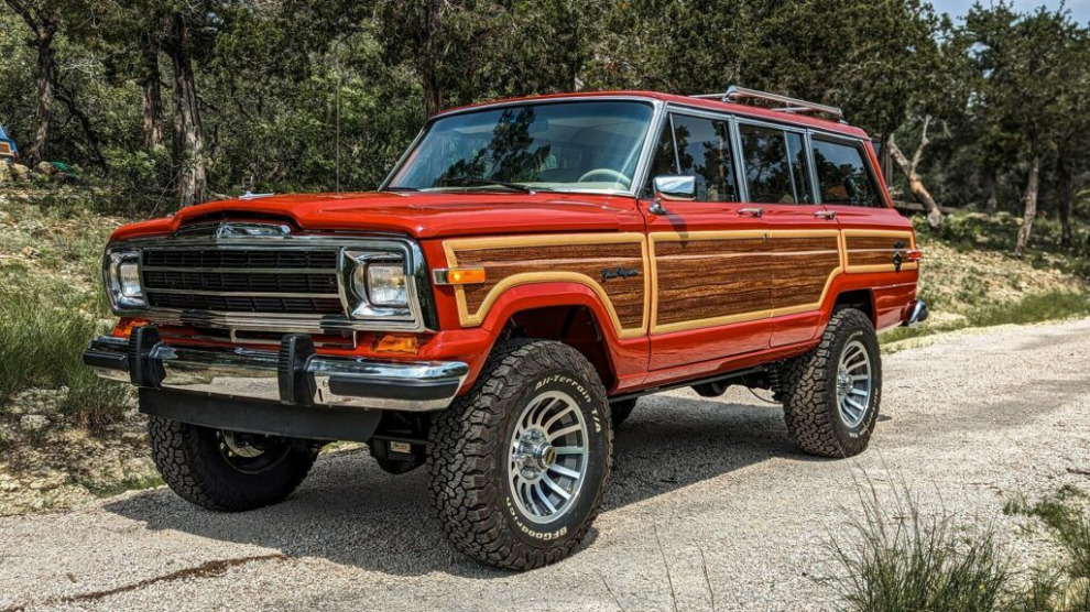 Олдскульный Jeep Grand Wagoneer получил новую жизнь и 6.2-литровый V8 