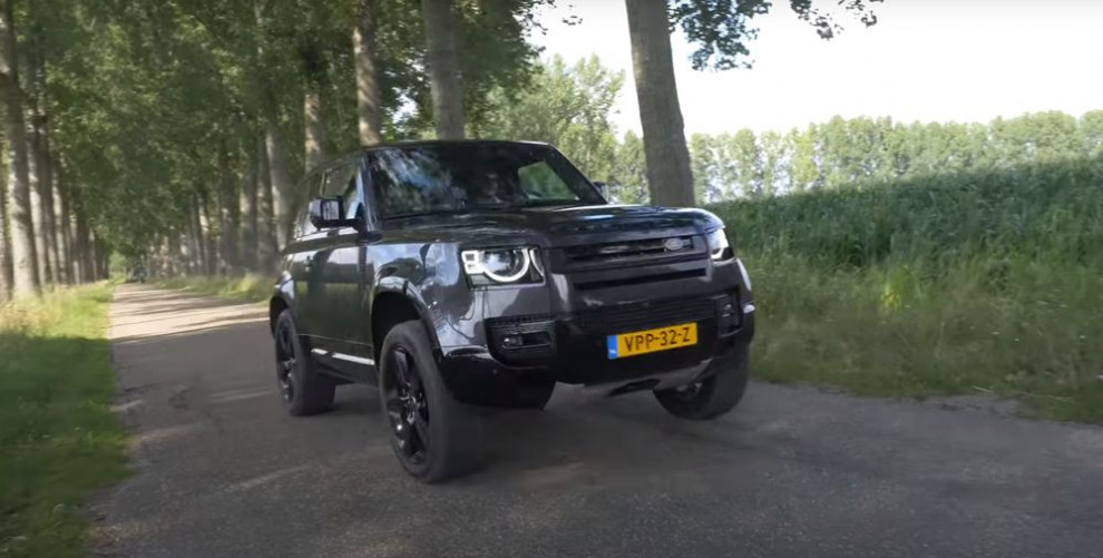 А ведь это внедорожник! Land Rover Defender с лёгкостью разгоняется до 240 км/ч (видео)