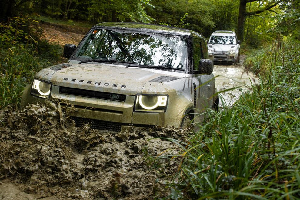Новый Land Rover Defender настолько популярен, что на заводе добавили ещё одну смену