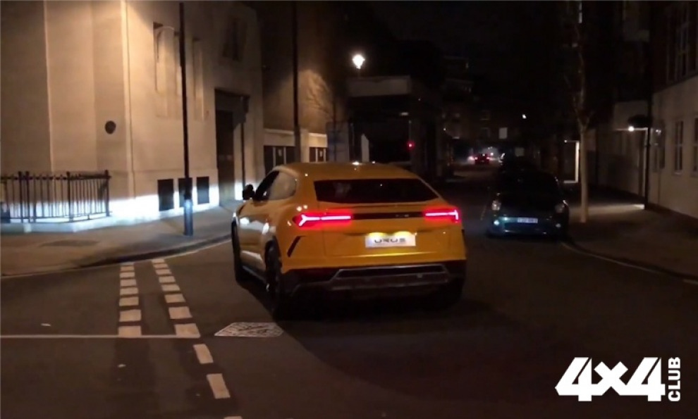 Два Lamborghini Urus замечены на улицах вечернего Лондона