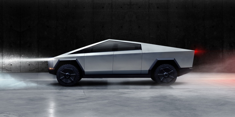 Илон Маск отложил запуск Tesla Cybertruck и Roadster ещё на один год