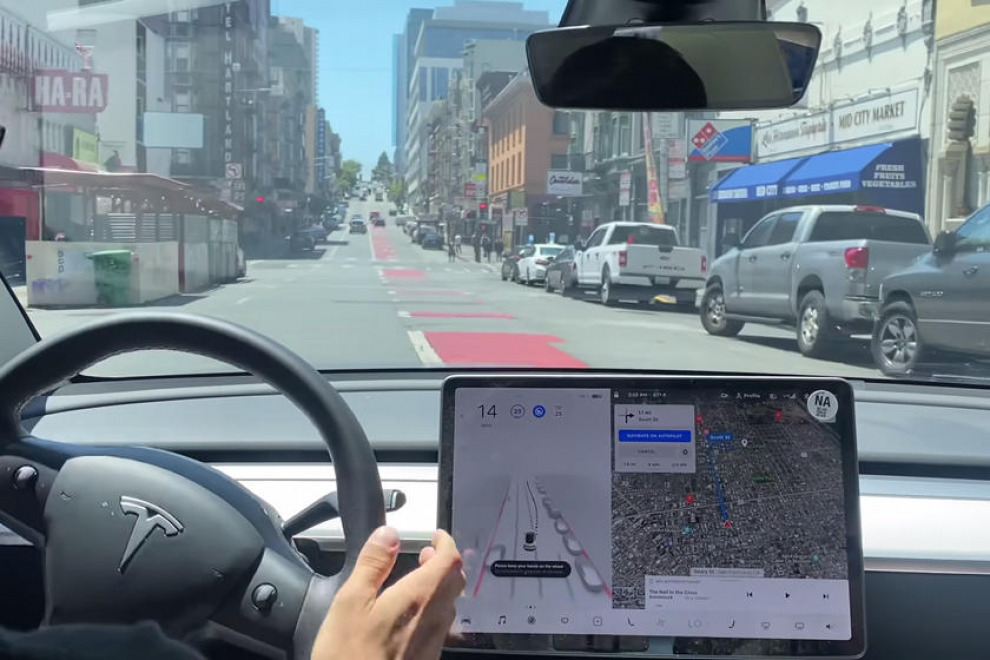 Автономное управление от Tesla пока не очень похоже на автопилот (видео)
