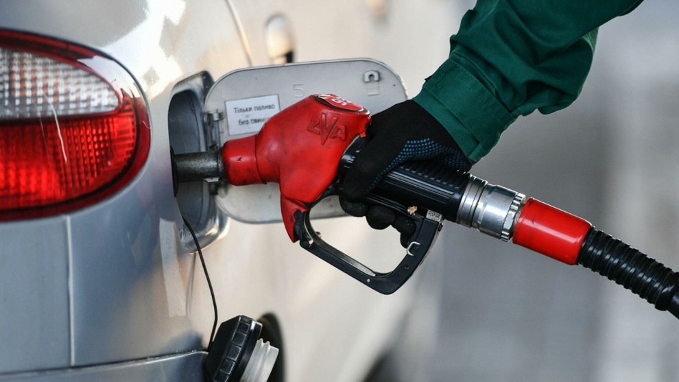 Впервые за последние полгода в России снизились цены на топливо
