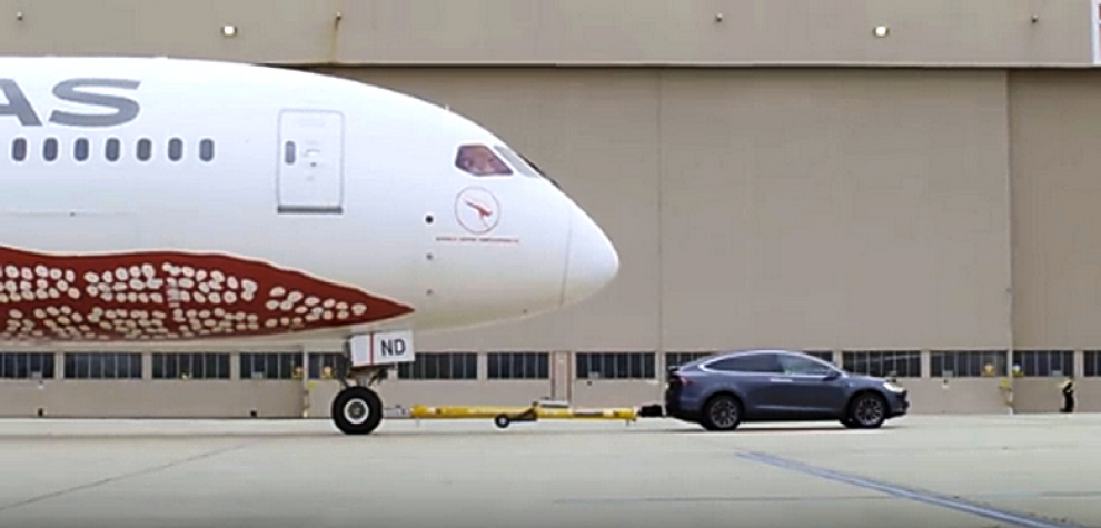 Tesla Mоdel X взял на буксир авиалайнер Boeing 787