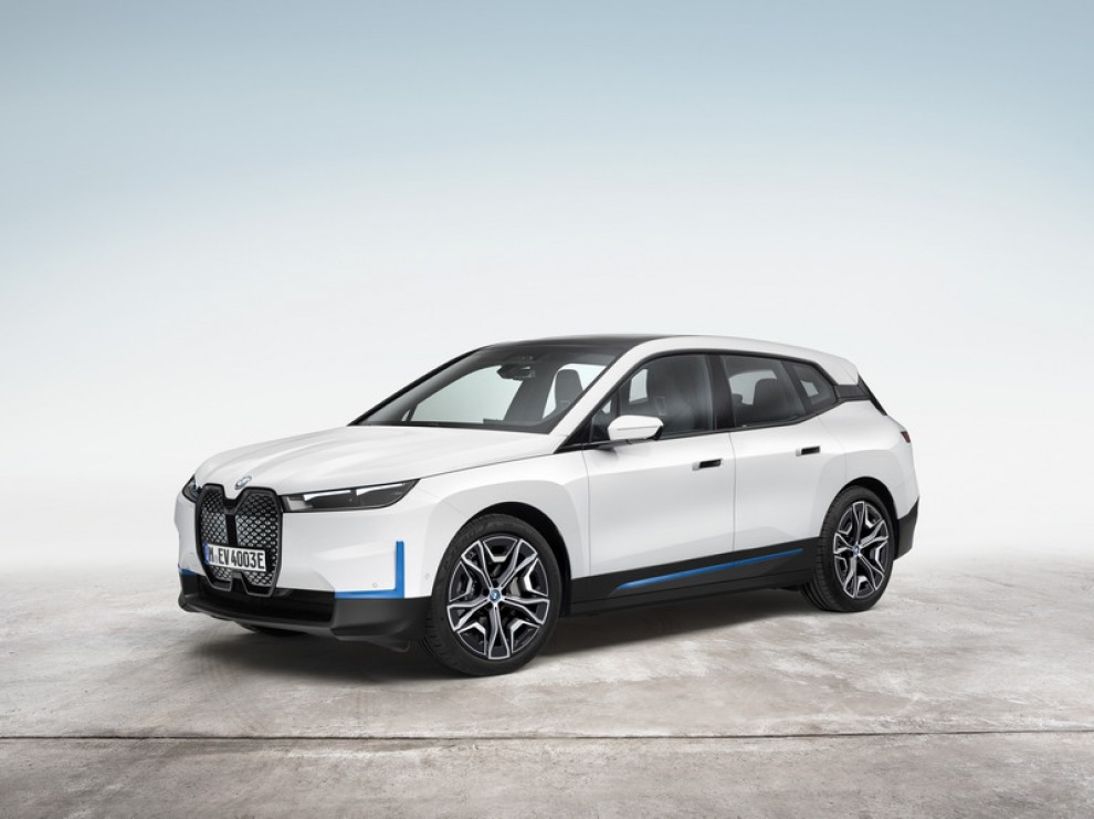 Он будет первым: дебютировал BMW iX с новым поколением iDrive