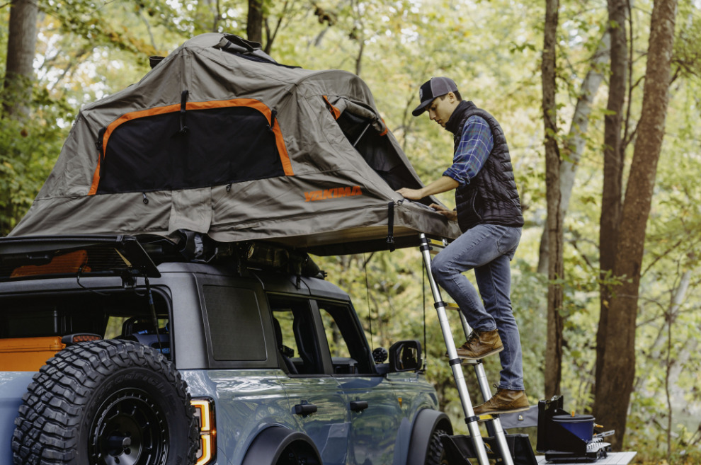 Ford Bronco Overland рекламирует отдых на природе
