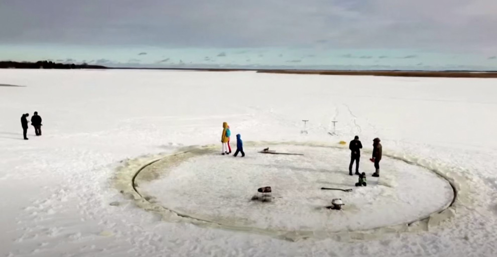 Если у вас есть лодочный мотор и замёрзшее озеро, вы можете построить ледяную карусель (видео)