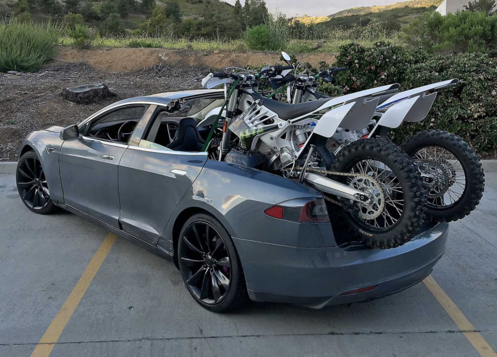 Тюнинг-ателье превратило Tesla Model S в пикап