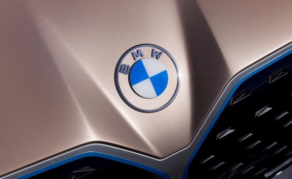 BMW стала использовать новый логотип (он необычный)