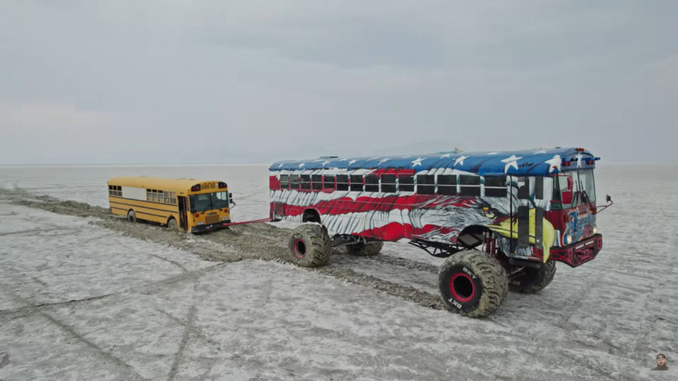 Автобусный монстр «Freedom» спасает школьный автобус из Бонневилльских солончаков (видео)