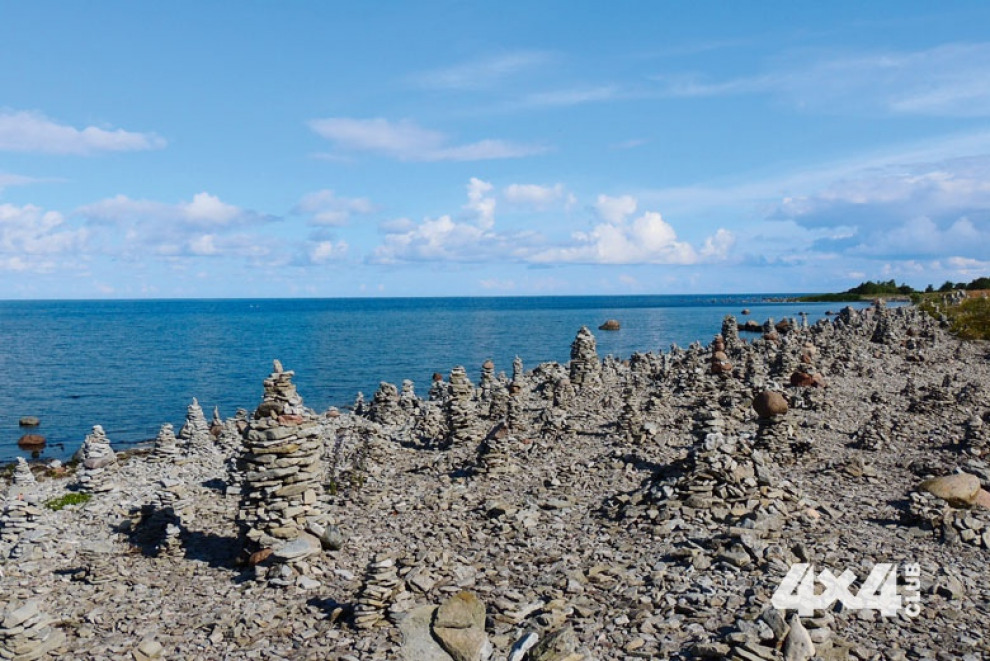 Колоритная зеленая тоска острова Хийумаа и неожиданное величие его соседа Сааремаа