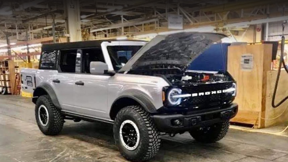 Появились тизеры нового внедорожника Ford Bronco