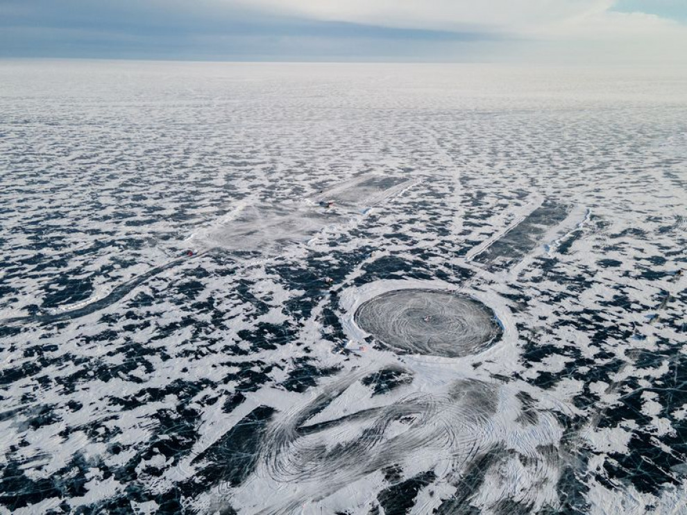 Узоры на льду Байкала