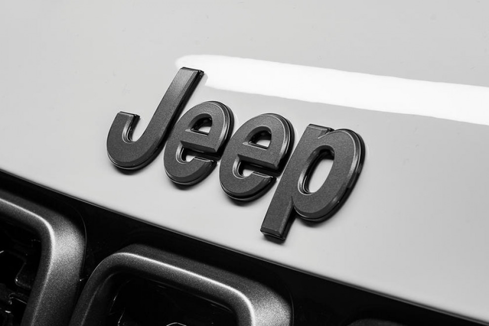 Jeep Grand Cherokee S-Limited выглядит круто, но не дотягивает до мощности SRT8