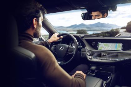 Система безопасности Lexus. Вкалывают роботы