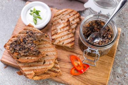 Изысканная кулинария путешественника: грибная икра с тостами