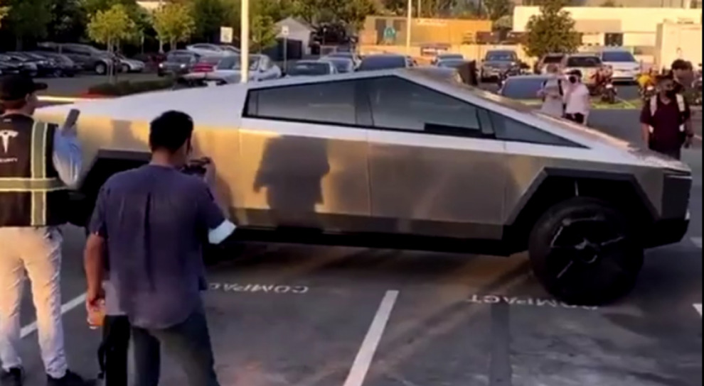 Он существует! Пикап Tesla Cybertruck засняли на парковке