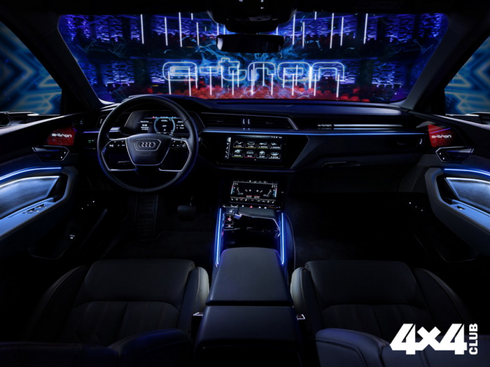 Audi показала интерьер электрокроссовера e-tron