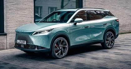 OMODA 7 Noble Tech: Сдвижной экран и парковка с ключа 