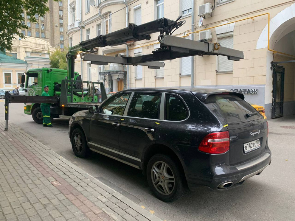 Московский автомобилист лишился Porsche Cayenne за неуплату штрафов