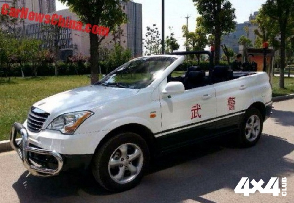 Китайская полиция пересаживается на внедорожники-кабриолеты