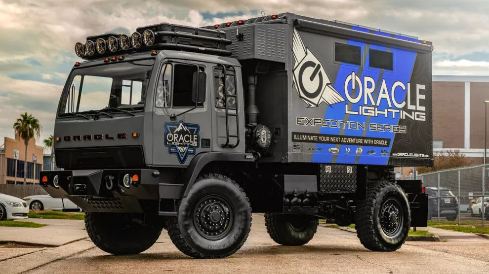 Oracle Lighting превратила армейский грузовик 1980-х годов в экспедиционный транспортёр
