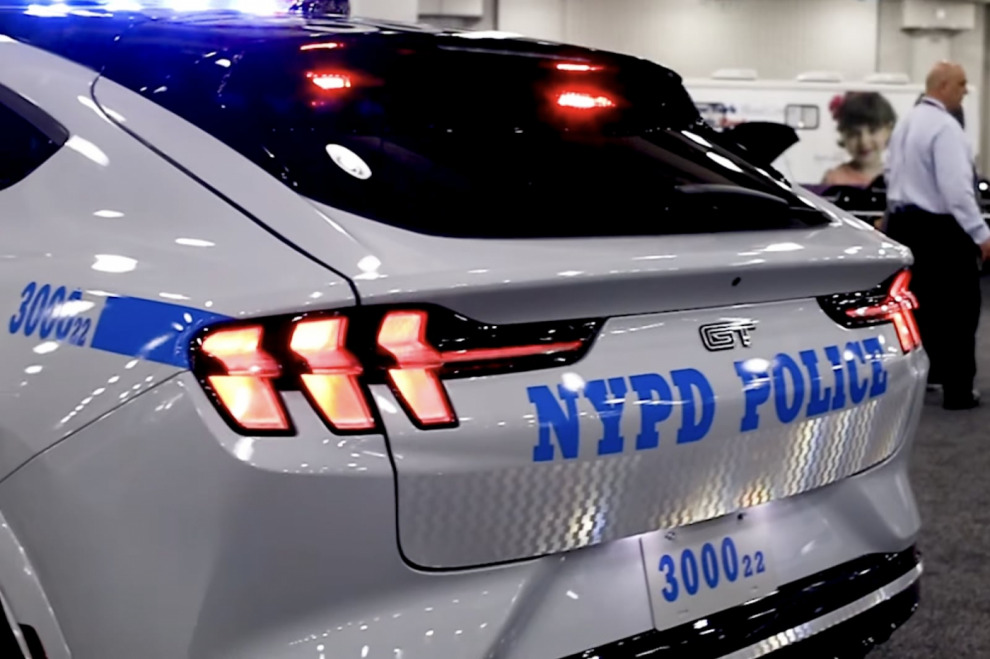 Полиция Нью-Йорка получит сотню патрульных Mustang Mach-E (видео)