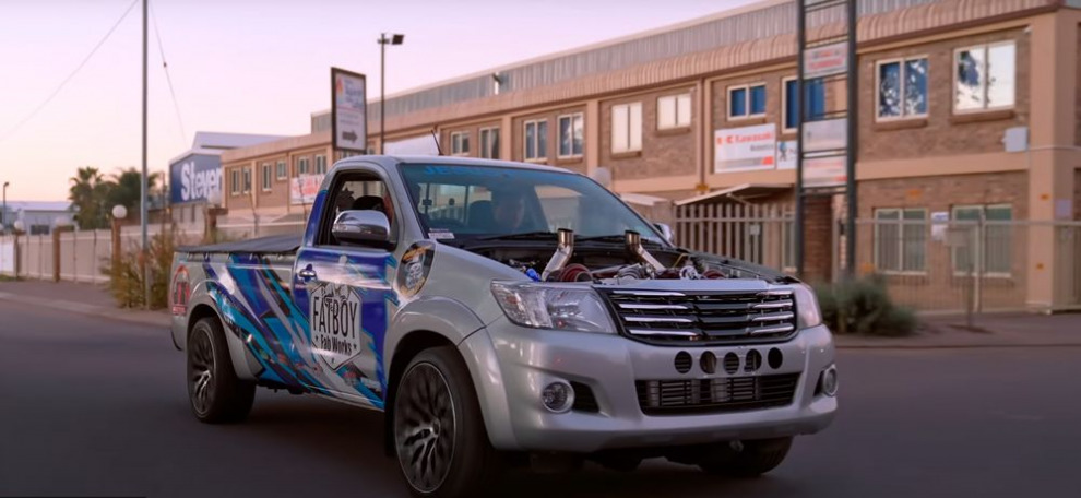 Toyota Hilux с V12 и двойным турбонаддувом (видео)