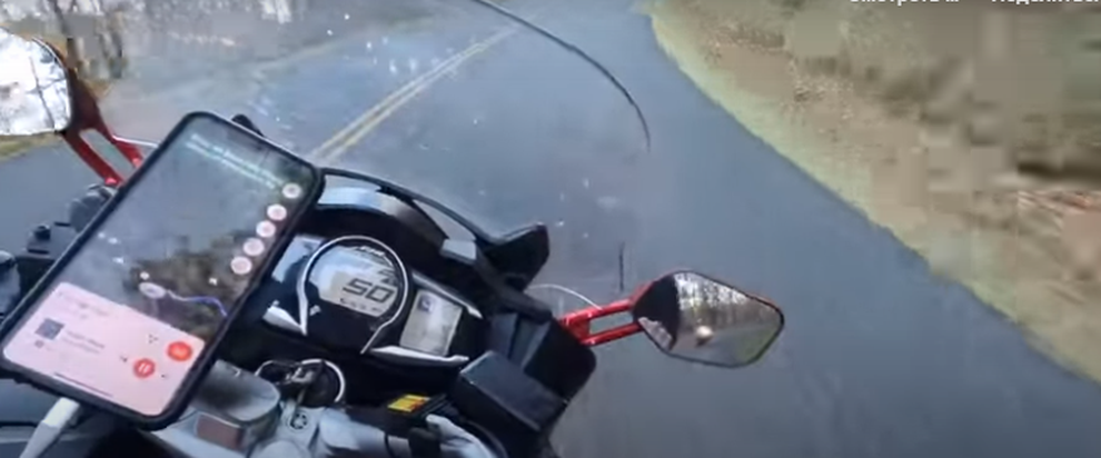 Мотоциклист столкнулся с оленем на скорости 90 км/ч (видео)