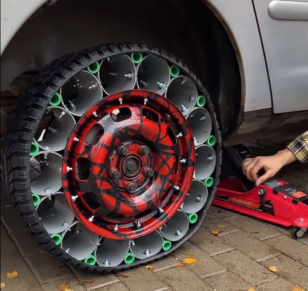 Интернет-клоун сделал безвоздушную шину из пластиковых труб. «Мишлен» пока молчит