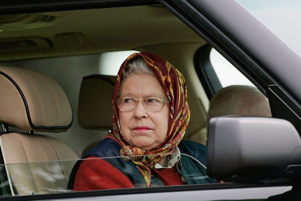 Королева Елизавета. Действующий водитель без прав