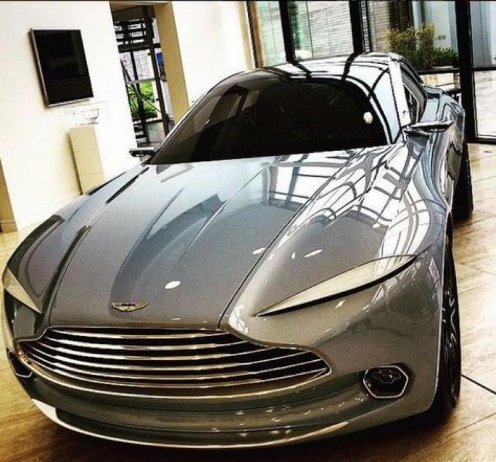 В интернете появились первые снимки концепта Aston Martin DBX