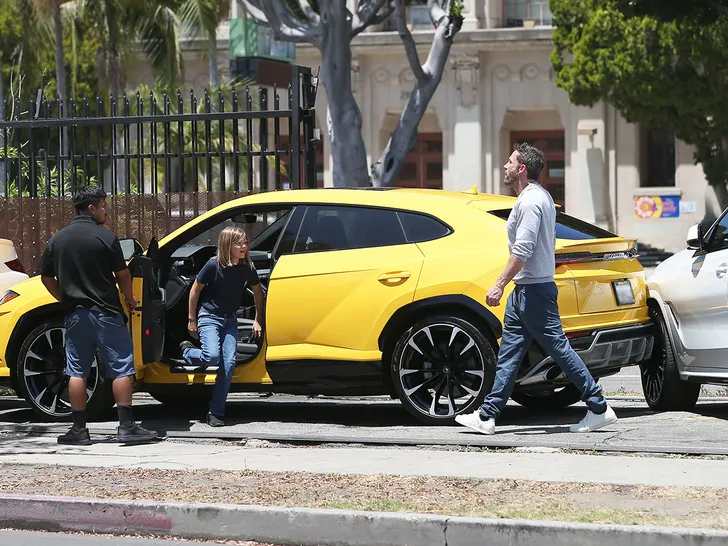 Десятилетний сын Бена Аффлека впервые сел за руль Lamborghini и попал в небольшую аварию (видео)