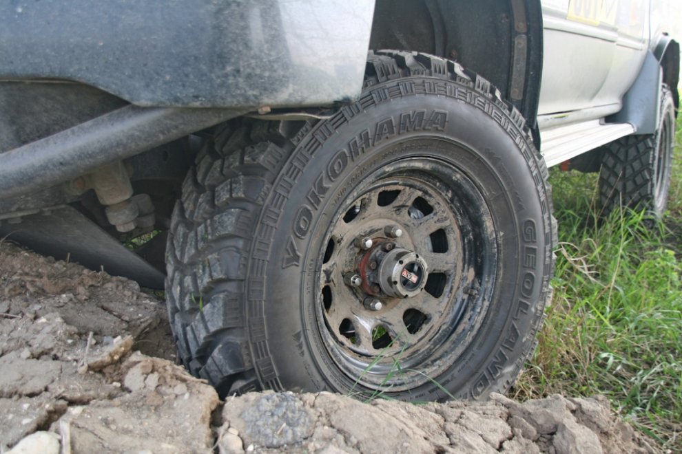 Как выбрать шины для внедорожников: грязевые или универсальные?