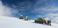 Внедорожники-альпинисты рвутся к снежным вершинам и виснут на страховке