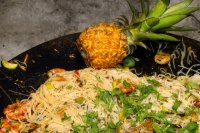 Готовим лапшу из риса с креветками и овощами на свежем воздухе